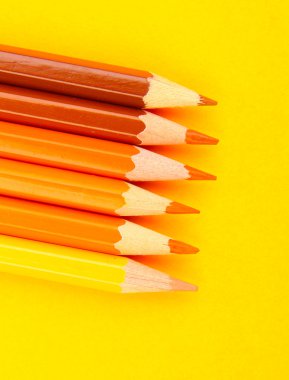 beyaz üzerine izole edilmiş renkli kalemler