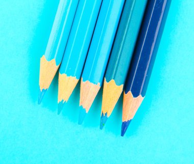 beyaz üzerine izole edilmiş renkli kalemler