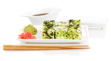 lezzetli rulo üzerinde beyaz izole yemek çubukları ile beyaz tabakta servis