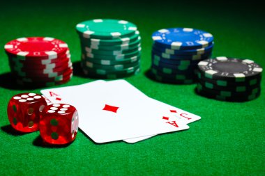 kartları ve yeşil masada Poker fişleri