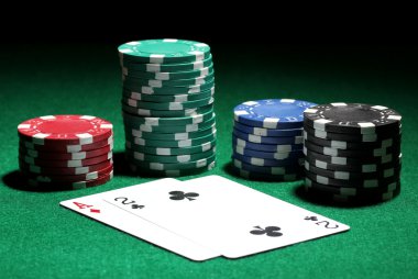 kartları ve yeşil masada Poker fişleri