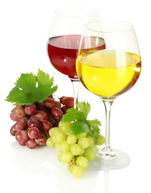 bardakları, şarap ve olgunlaşmış üzümler beyaz izole