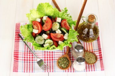 baharat beyaz ahşap zemin yakın çekim üzerinde leziz Yunan salatası