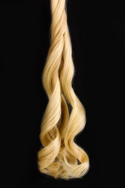 Kıvırcık sarı saçlı siyah izole — Stok fotoğraf