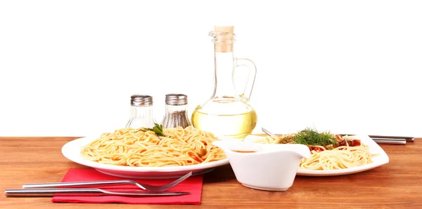 Композиция вкусных приготовленных спагетти с томатным соусом на дереве — стоковое фото