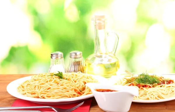 Skład pyszne gotowane spaghetti z sosem pomidorowym na jasnym tle kolorowe — Zdjęcie stockowe