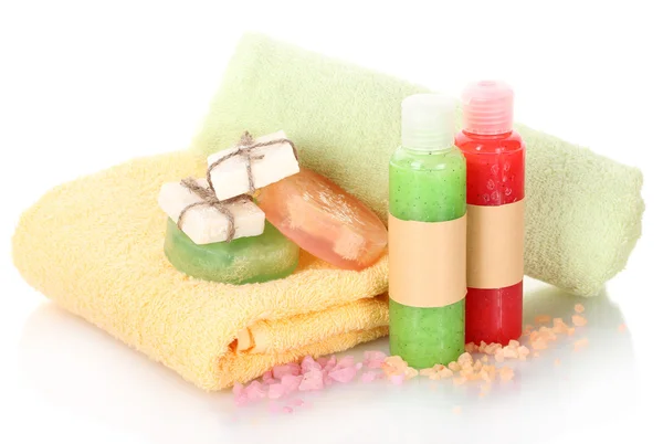 瓶、 肥皂、 海盐和孤立在白色的毛巾 — 图库照片