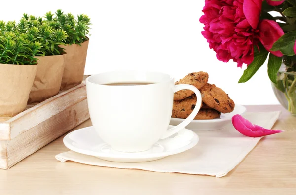 कॅफेमध्ये टेबलवर कॉफी, कुकीज आणि फुलं कप — स्टॉक फोटो, इमेज