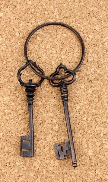 Cork zemin üzerine Antik anahtarları bir demet — Stok fotoğraf