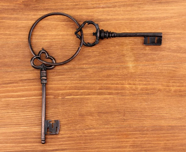 木製の背景にアンティーク鍵の束 — ストック写真