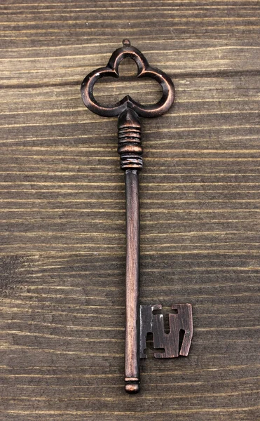 Αντίκες κλειδί σε ξύλινα φόντο — Φωτογραφία Αρχείου