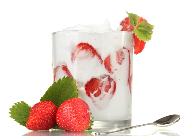 Jogurt smaczny szkło i truskawki na białym tle — Zdjęcie stockowe