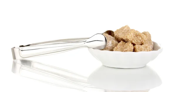 Paušální hnědý třtinový cukr kostky na talíř izolovaných na bílém — Stock fotografie