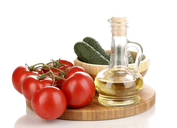 Pomodori e cetrioli con olio su tavola di legno isolato su bianco — Foto Stock