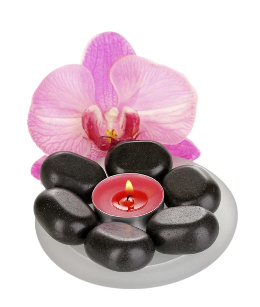 Piedras de spa con flor de orquídea y vela aisladas en blanco — Foto de Stock