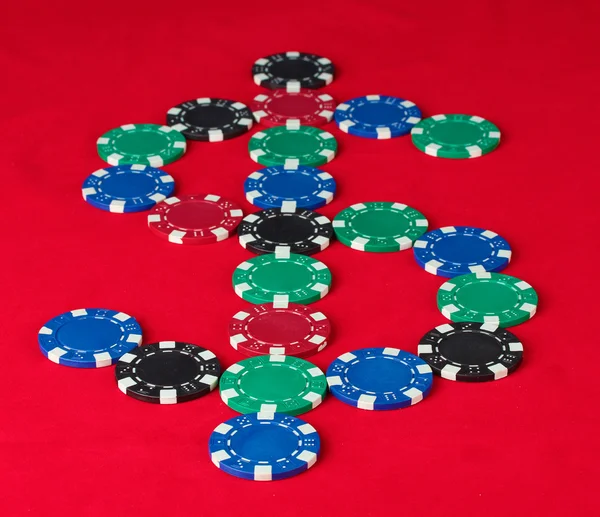 Chips di poker sotto forma di dollari su un tavolo rosso — Foto Stock