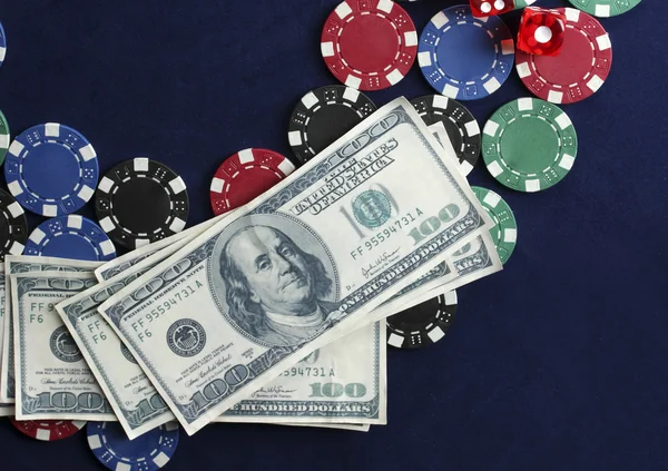 Рамка из фишек для покера, игральные карты и доллары на синем фоне крупным планом — стоковое фото