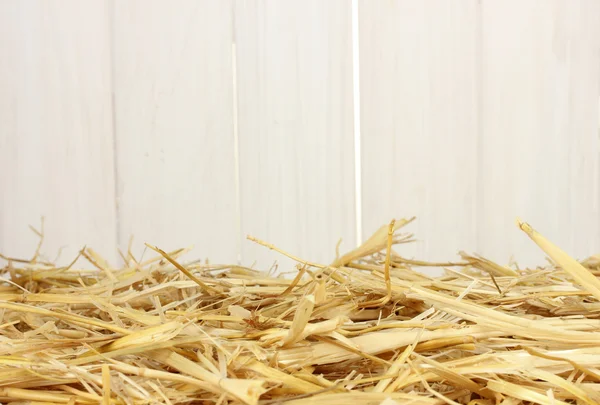 Zlatavou slámou proti bílé barn — Stock fotografie