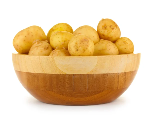 Batatas jovens em uma tigela de madeira isolada em branco — Fotografia de Stock