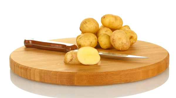 Patatas jóvenes en una tabla de cortar con cuchillo aislado en blanco —  Fotos de Stock