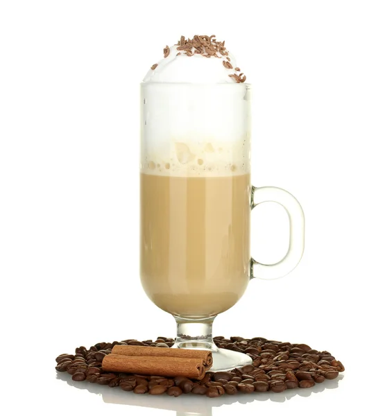 Склянка кавового коктейлю з кавовими зернами та корицею ізольовані на білому — стокове фото