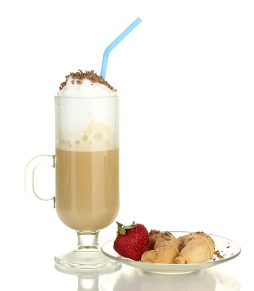 Glas koffie cocktail met croissants en aardbei op schotel geïsoleerd op wit — Stockfoto
