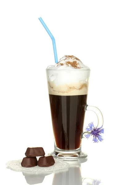 Glass of coffee cocktail with chokolate candies on doily and flower isolated on white — Stock Photo, Image