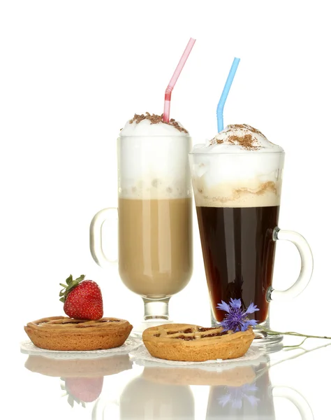 Кофе коктейль с пирожными на салфетке, клубника и цветок изолированы на белом — стоковое фото