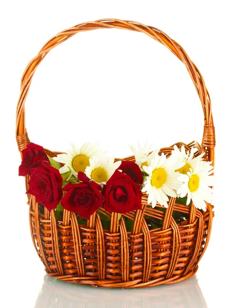 A basket of roses and daisies isolated on white background close-up — Stock Photo, Image