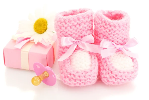 Botas de bebé de color rosa, chupete, regalo y flor aislados en blanco —  Fotos de Stock