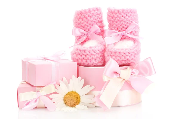 Botas de bebê rosa, presentes e flores isoladas em branco — Fotografia de Stock