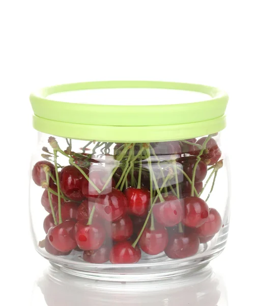 Bagas de cereja maduras em jarra isoladas em branco — Fotografia de Stock