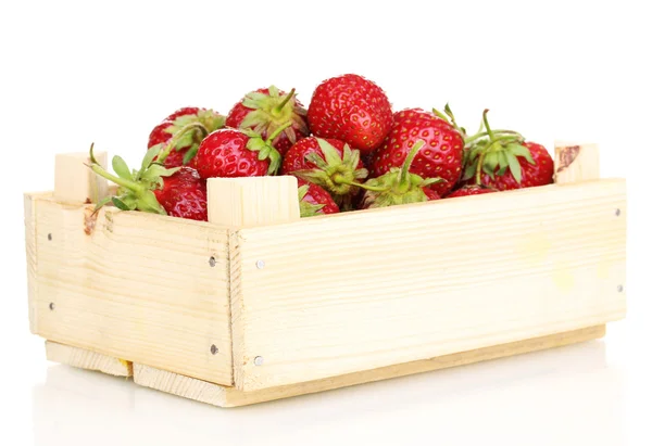 Zoete rijpe aardbeien in krat geïsoleerd op wit — Stockfoto
