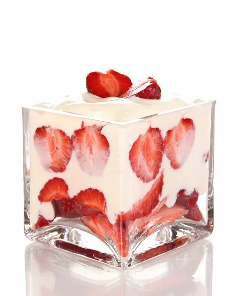 Glas reife Erdbeeren mit Sahne isoliert auf weiß — Stockfoto