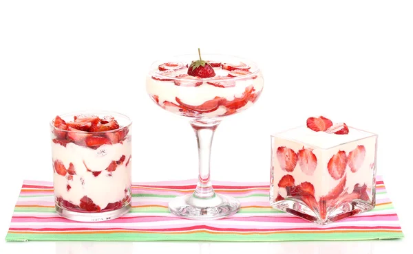 Gläser mit reifen Erdbeeren mit Sahne isoliert auf weiß — Stockfoto
