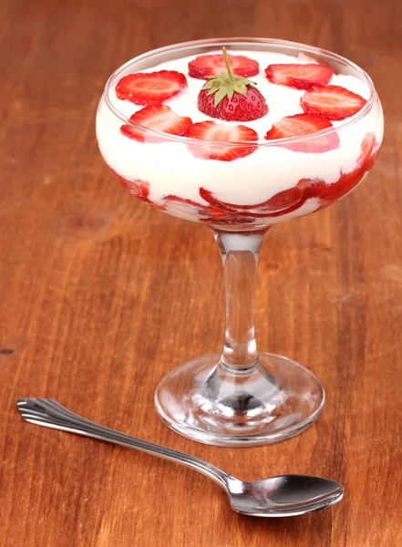 成熟的草莓木制背景上奶油 glass — 图库照片