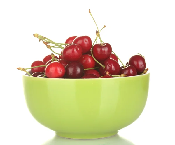 Körsbär i grön skål isolerad på vit — Stockfoto
