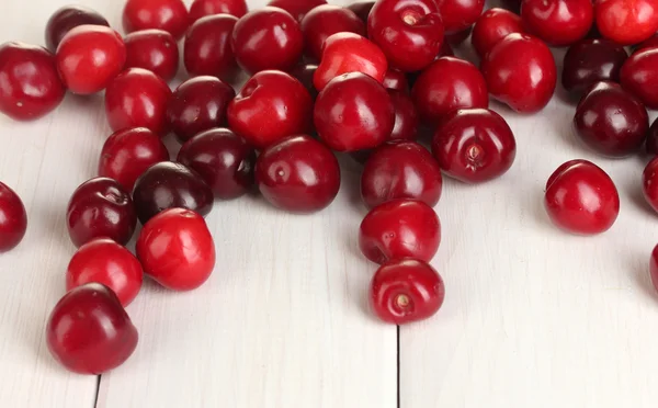 Świeżych wiśni na biały drewniany stół szczegół — Zdjęcie stockowe