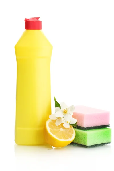 Liquido per lavastoviglie con spugne e limone con fiori isolati su bianco — Foto Stock