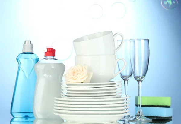 空清洁板材、 眼镜、 洗洁精和在蓝色背景上的海绵杯 — 图库照片