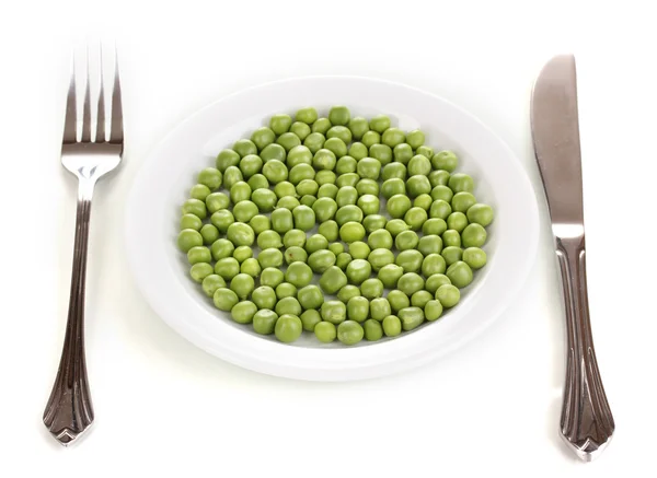 Зеленый горох на тарелке изолирован на белом — стоковое фото