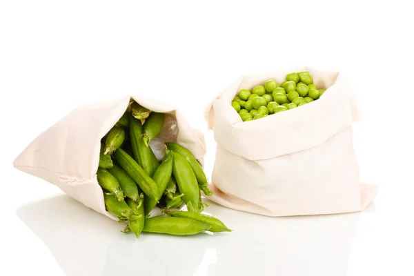 Piselli verdi in sacchetto isolato su bianco — Foto Stock