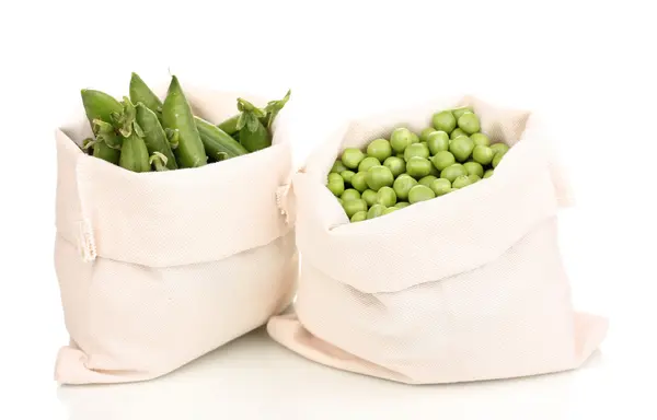 Piselli verdi in sacchetto isolato su bianco — Foto Stock
