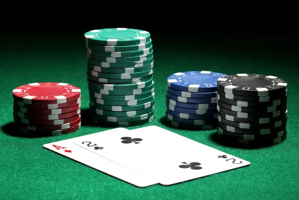 Kártyák és chipek a póker a zöld asztalnál — Stock Fotó