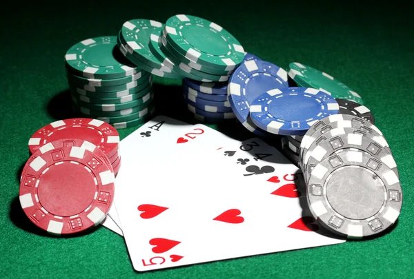 Karten und Chips für Poker am grünen Tisch — Stockfoto