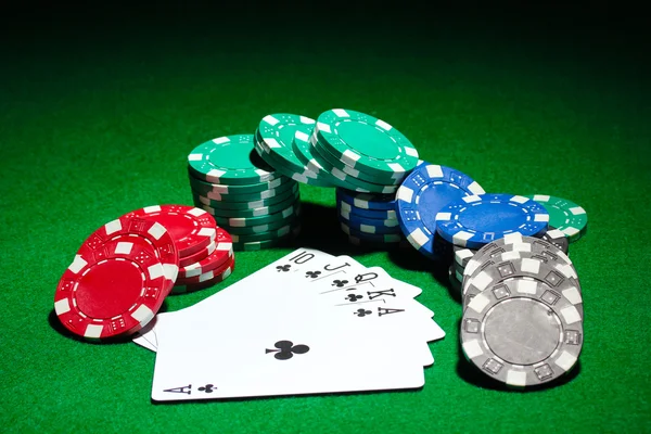 Tarjetas y fichas para póquer en mesa verde — Foto de Stock