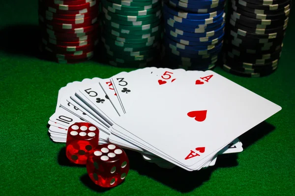 Карты, кубики и фишки для покера на зеленом столе — стоковое фото