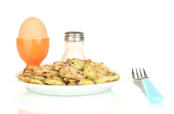 Courgettes frites aux œufs pour le petit déjeuner isolé sur blanc — Photo