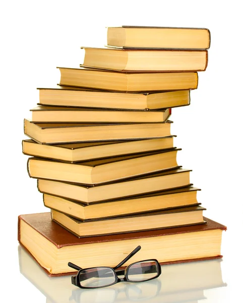 Torre de livros com óculos isolados no fundo branco — Fotografia de Stock