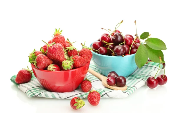 Fresas maduras y bayas de cereza en tazones aislados en blanco — Foto de Stock